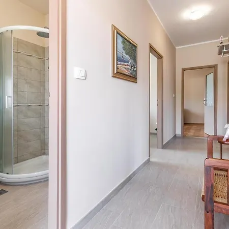 2 Bedroom Cozy In Apartment Liznjan