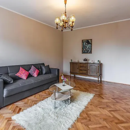 Apartment 2 Bedroom Cozy In