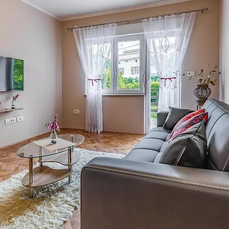 Lägenhet 2 Bedroom Cozy In Ližnjan
