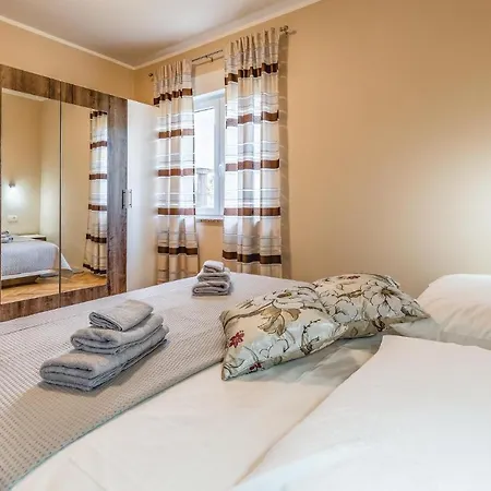 Lägenhet 2 Bedroom Cozy In Ližnjan