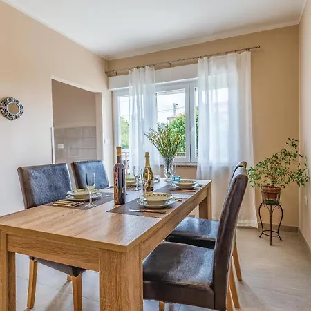 2 Bedroom Cozy In Ližnjan