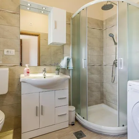 2 Bedroom Cozy In Lägenhet *